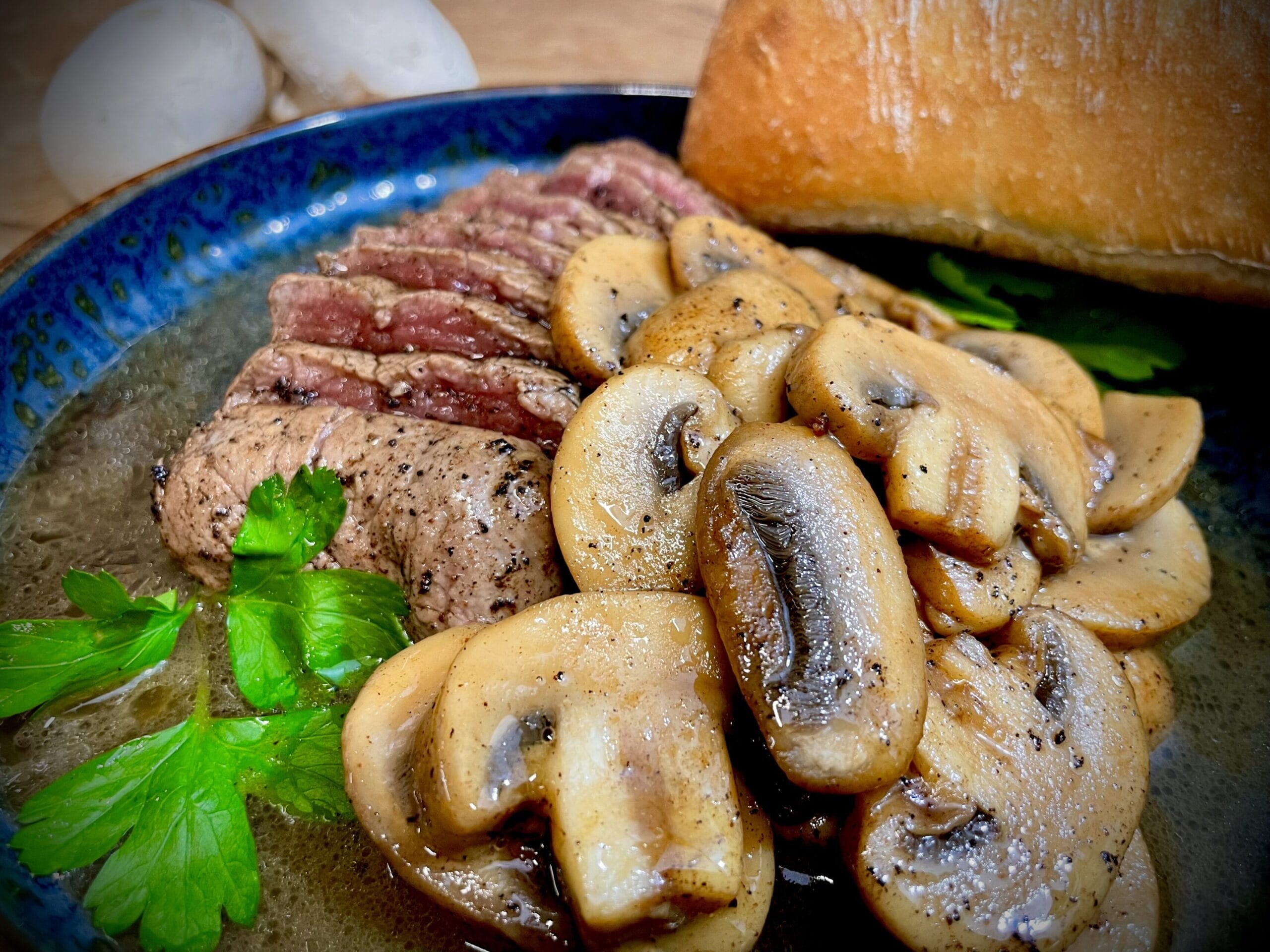 Broodje biefstuk met champignons