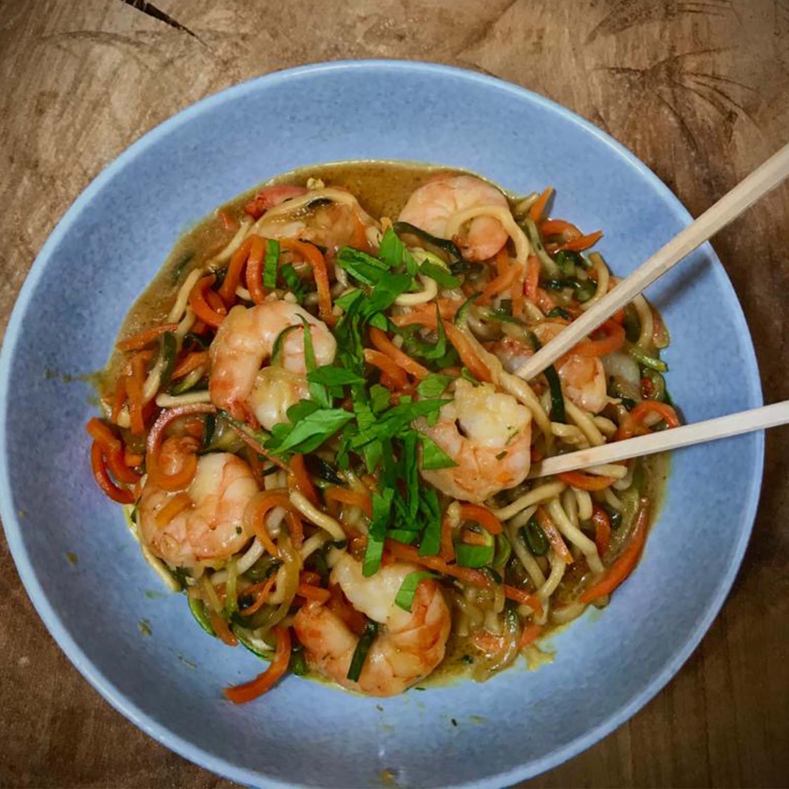 Groenten noedels met gamba`s