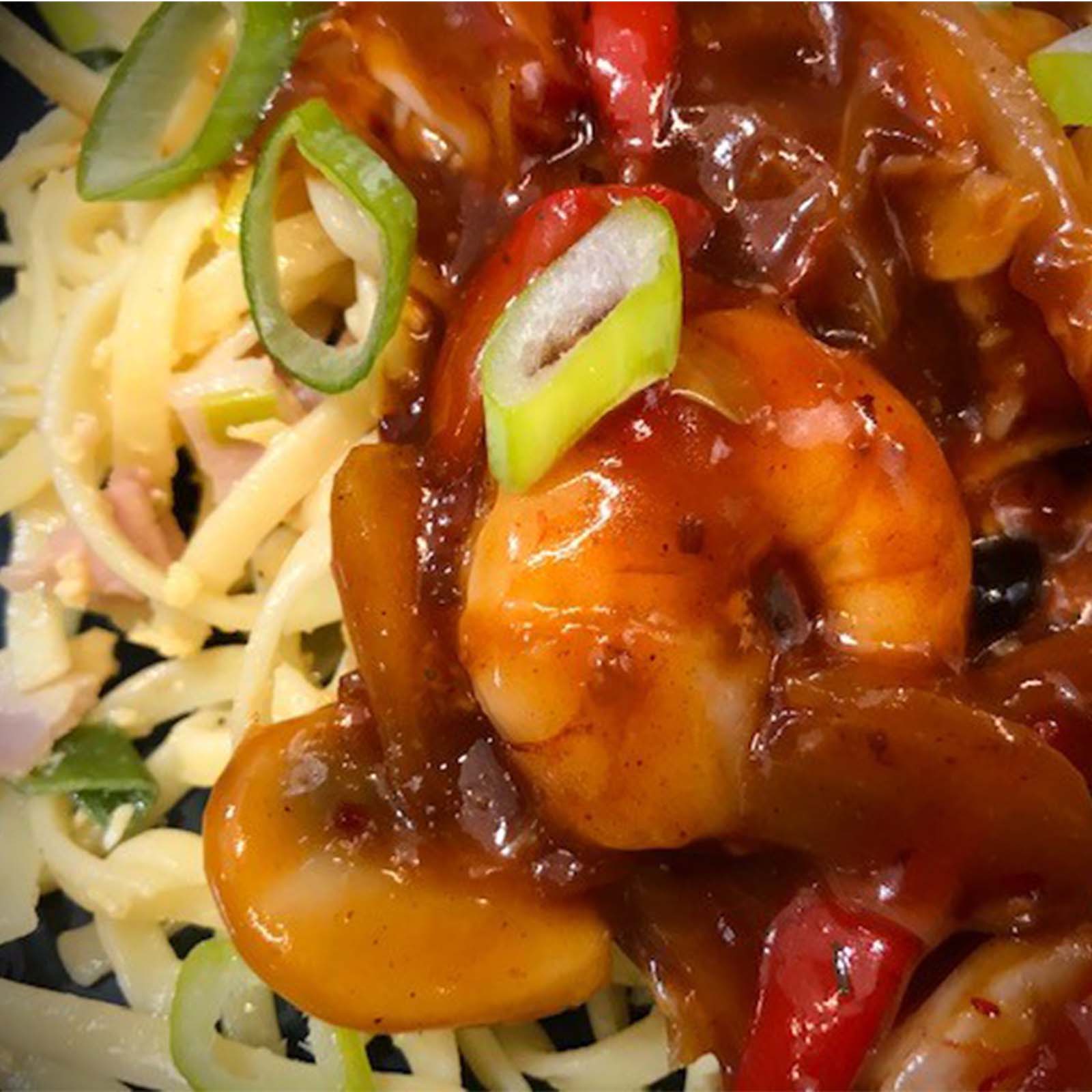 Gamba`s in zwarte bonensaus met Chinese bami, (Kleine of Grote Portie)