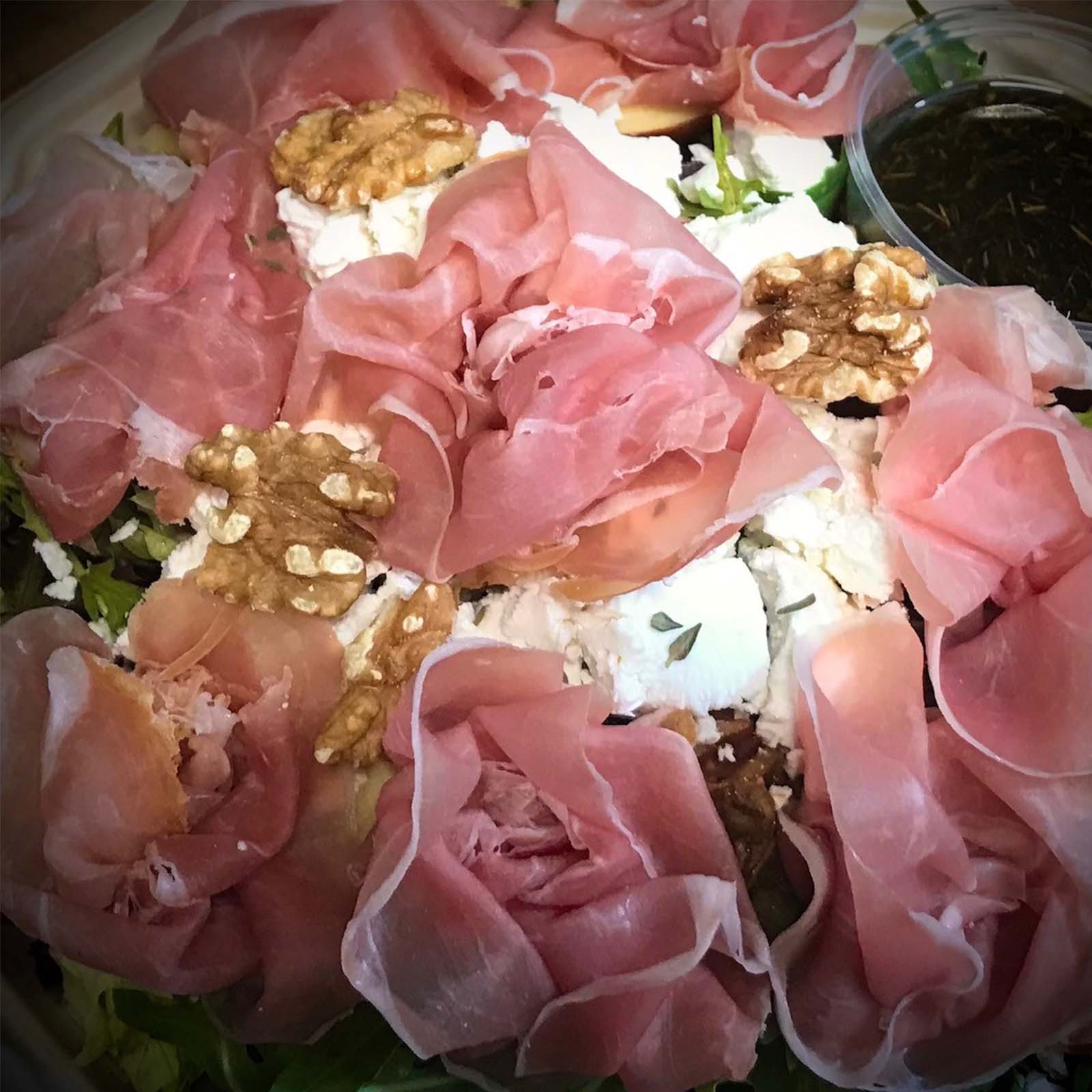 Salade Geitenkaas met tijm-honing dressing vanaf €8,98