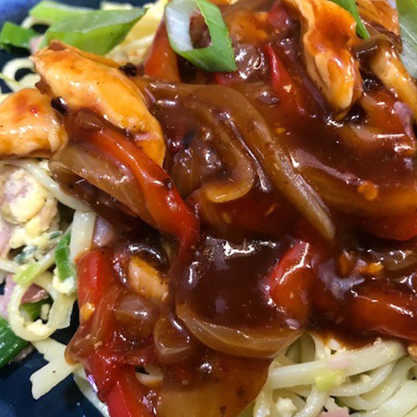 Kip in zwarte bonensaus met Chinese bami, (Kleine of Grote portie)