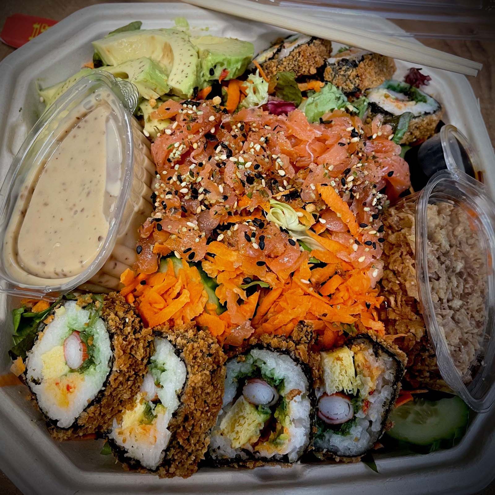 Crunchy sushirol salade met zalm.