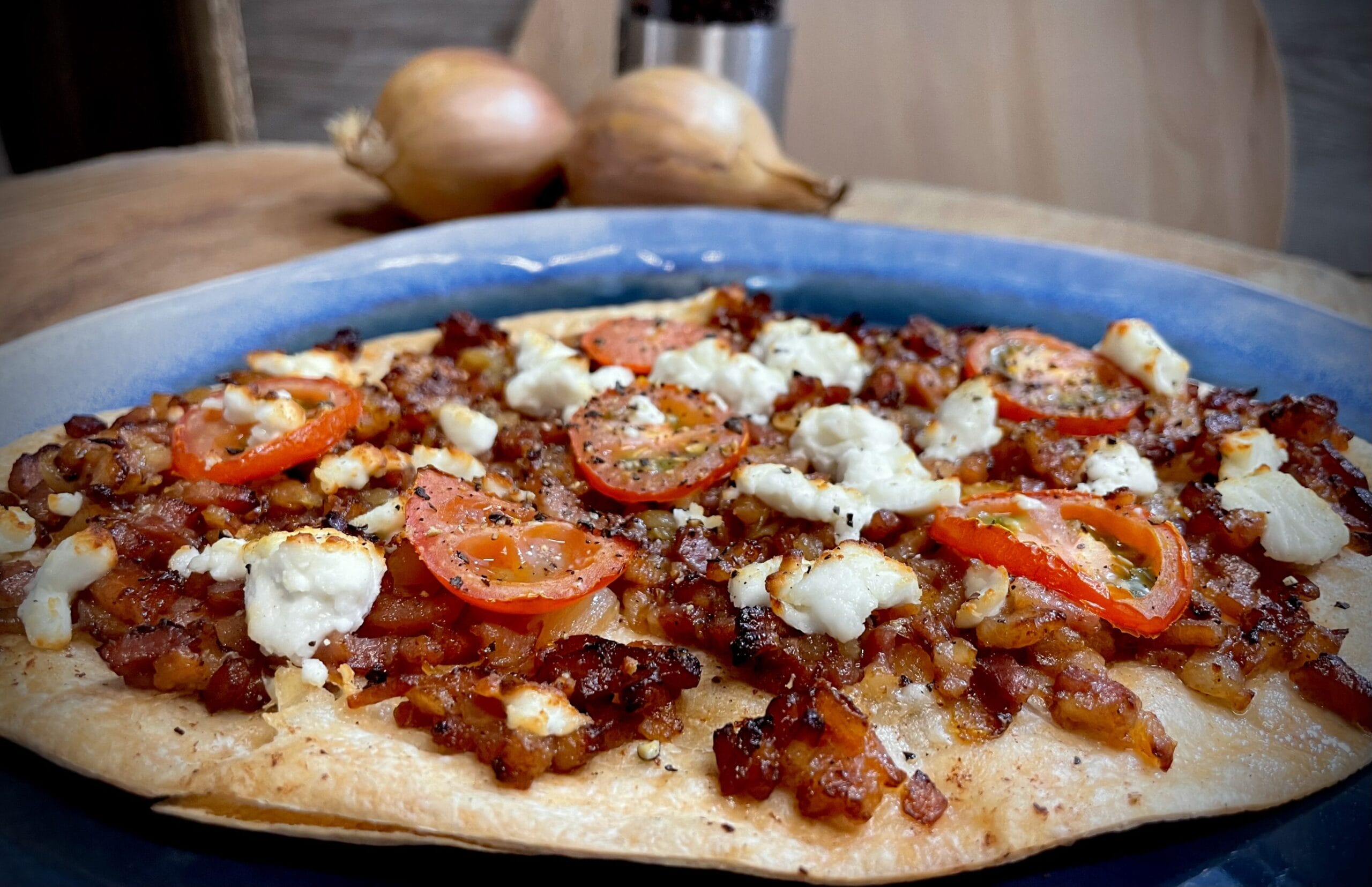 Flammkuchen met gebakken spek en ui
