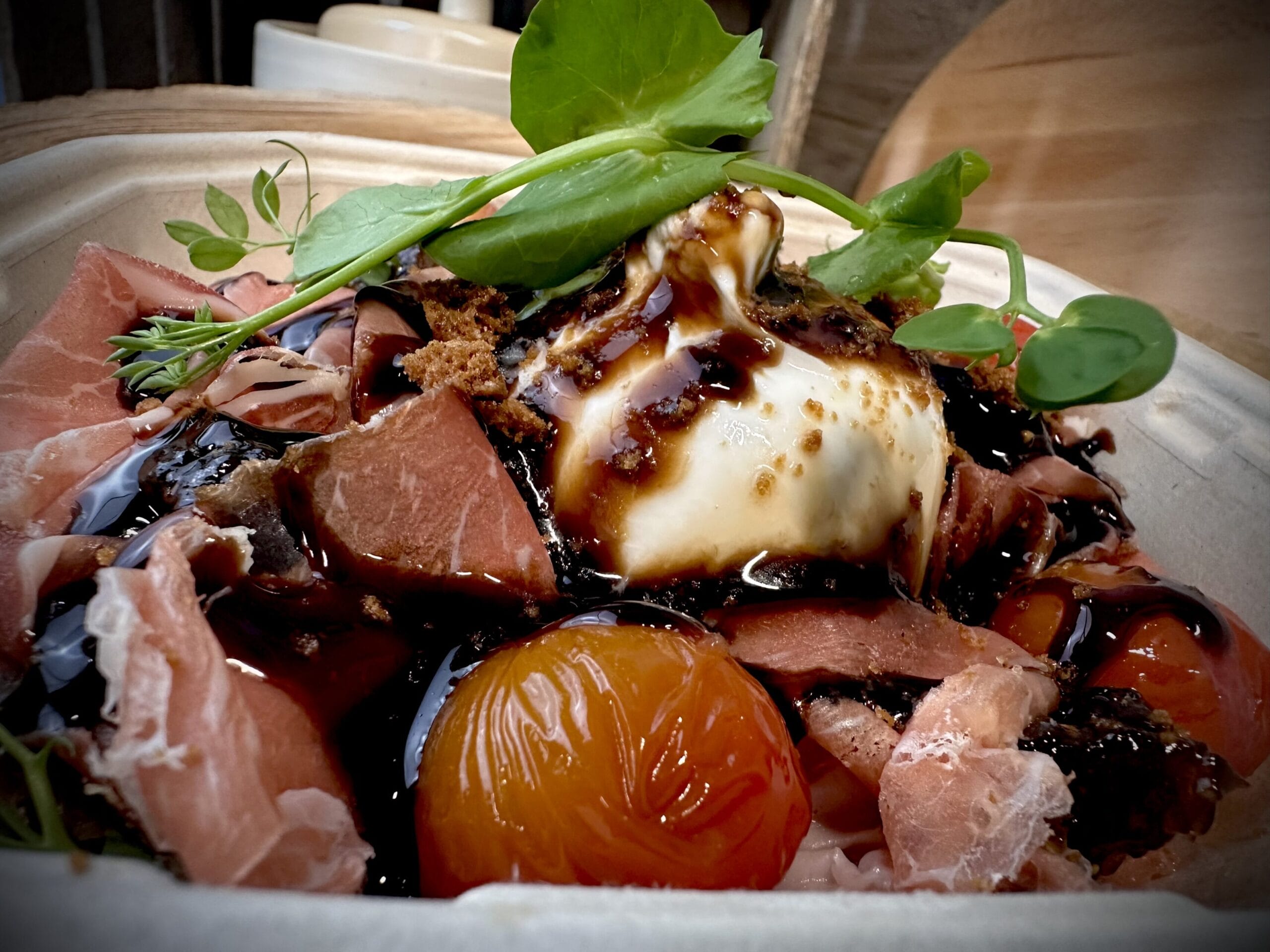 Salade Buratta met vijgen preserve en balsamico crème en bruin broodje